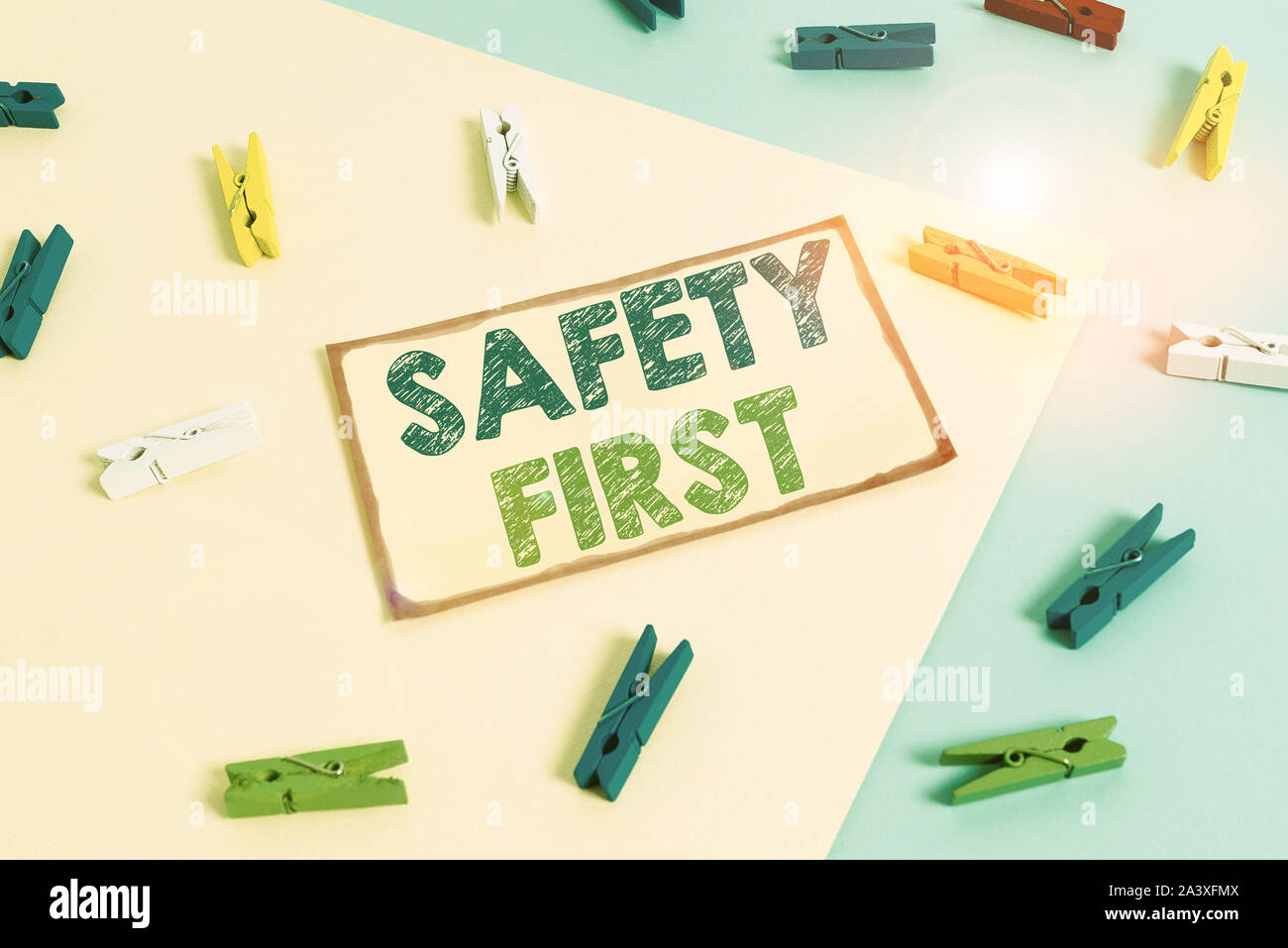 Escribir nota que muestra la seguridad en primer lugar. Concepto de