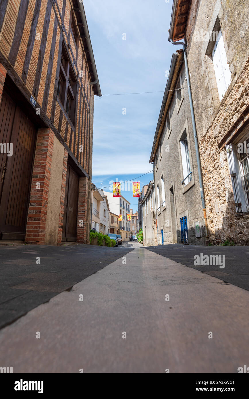 Abajo foto de una calle medieval en Parthenay Foto de stock