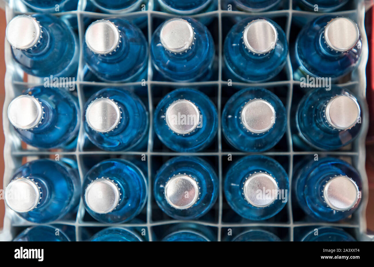 Caja con agua mineral en botellas de vidrio, CORCHOS, con corona Foto de stock