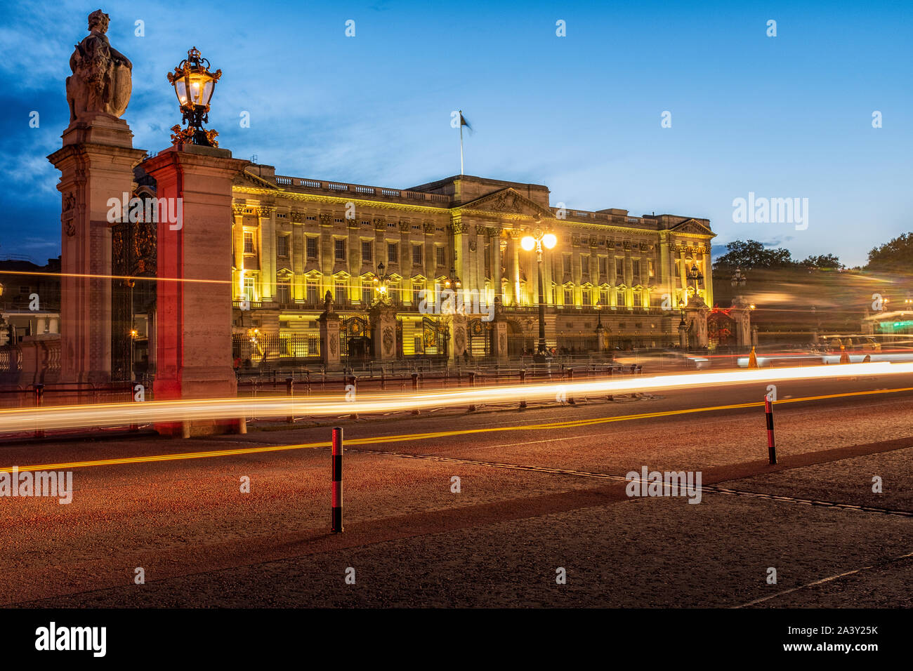El Palacio de Buckingham por la noche, London, UK Foto de stock
