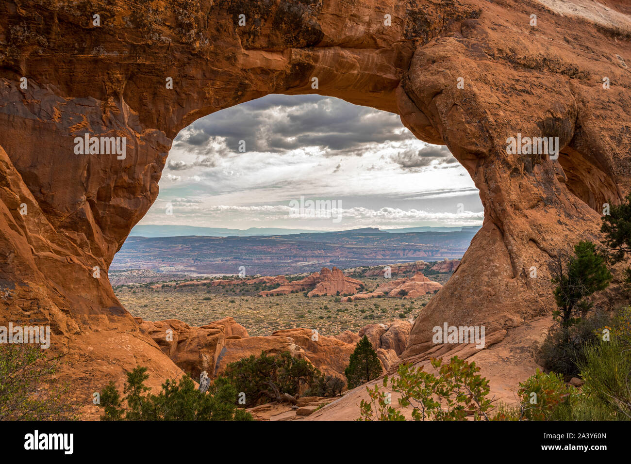 Ver el arco a través de una partición en el Parque Nacional de Arches, en Utah/EE.UU. Foto de stock