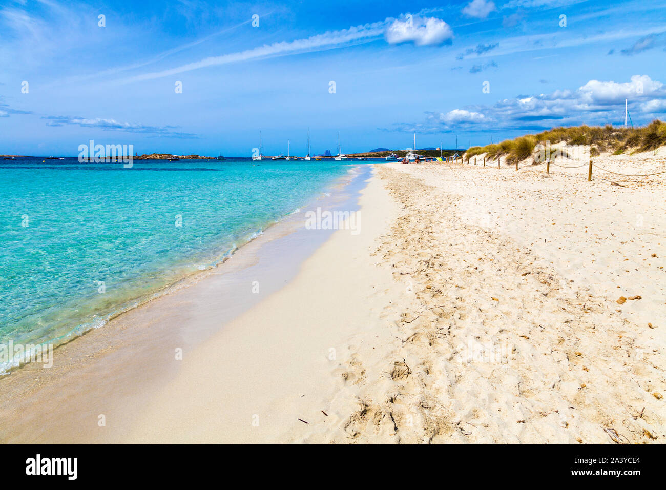 Playa de arena blanca y el agua azul en la isla de S'Espalmador, Platja de S'Alga, Formentera, España Foto de stock