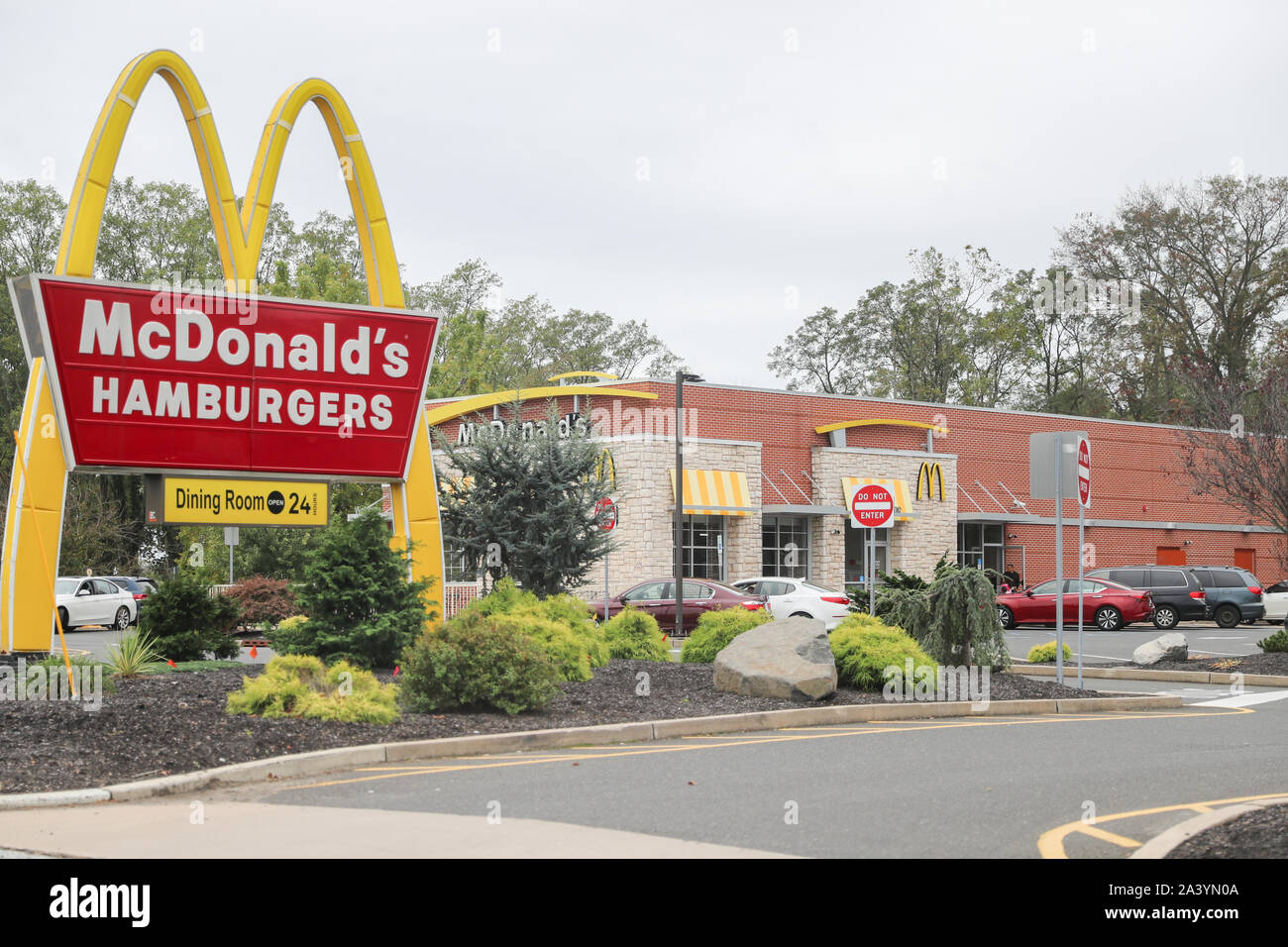 Princeton, Nueva Jersey, el 6 de octubre de 2019:el logotipo restaurante  McDonald's. McDonald's es la mayor cadena de restaurantes de comida rápida  de hamburguesas, sirviendo Fotografía de stock - Alamy
