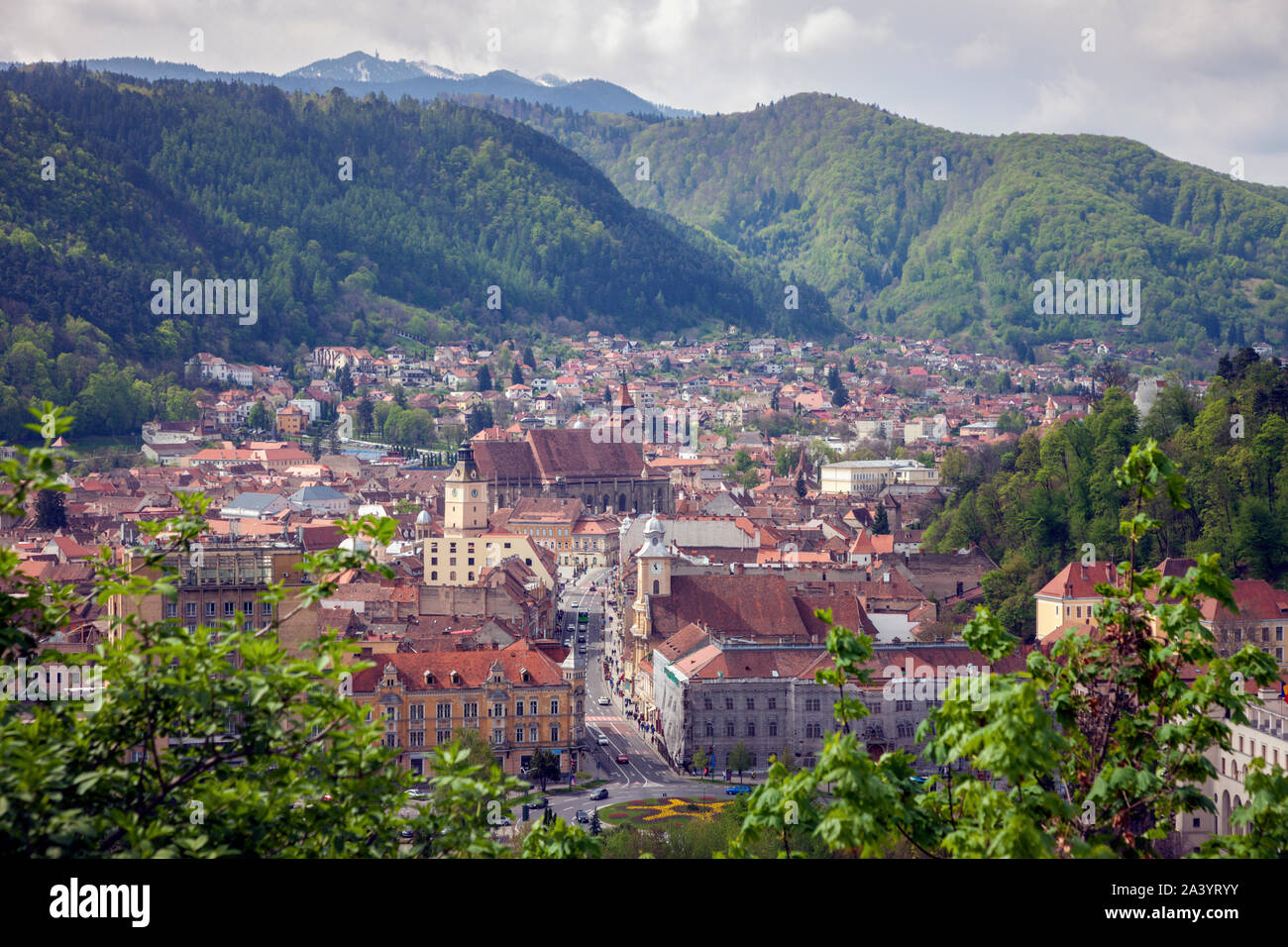 Paisaje con colinas en Brasov, Rumania Foto de stock