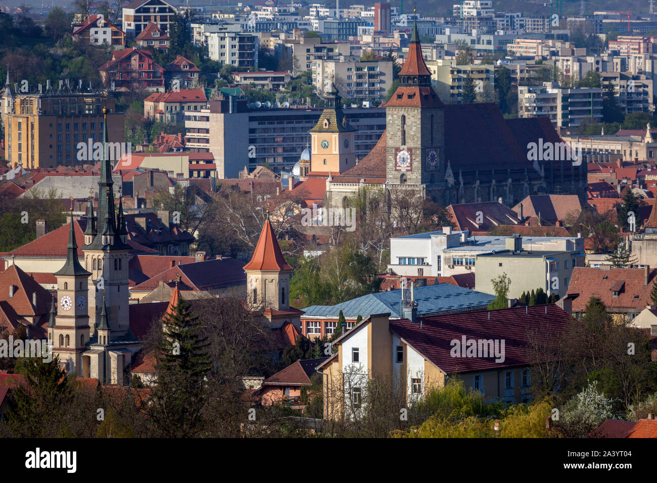 Paisaje urbano con iglesias en Brasov, Rumania Foto de stock