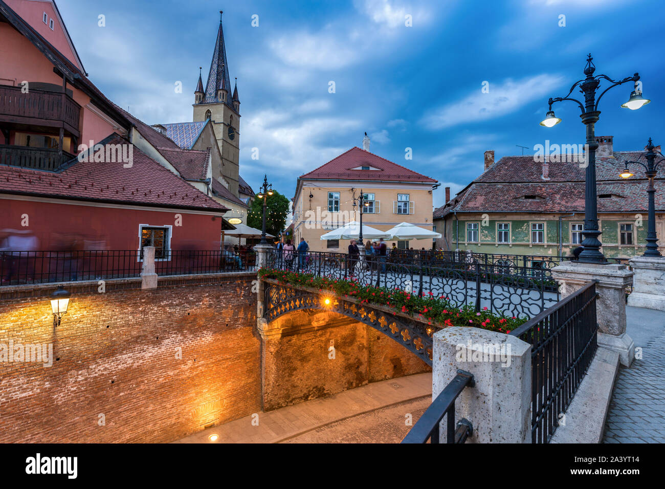 Mentiroso el puente al atardecer en Sibiu, Rumania Foto de stock