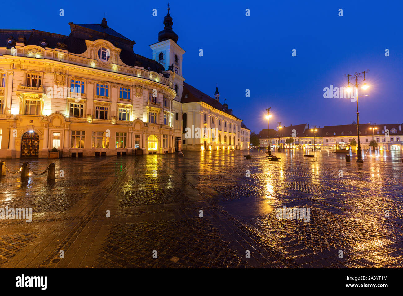 Wet Grand Square al atardecer en Sibiu, Rumania Foto de stock