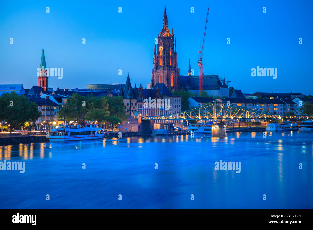 Catedral por el río al atardecer en Frankfurt, Alemania Foto de stock