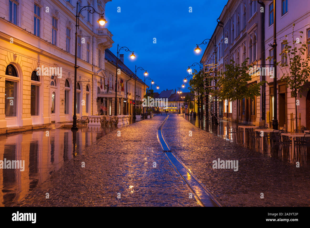 La calle húmeda al atardecer en Sibiu, Rumania Foto de stock
