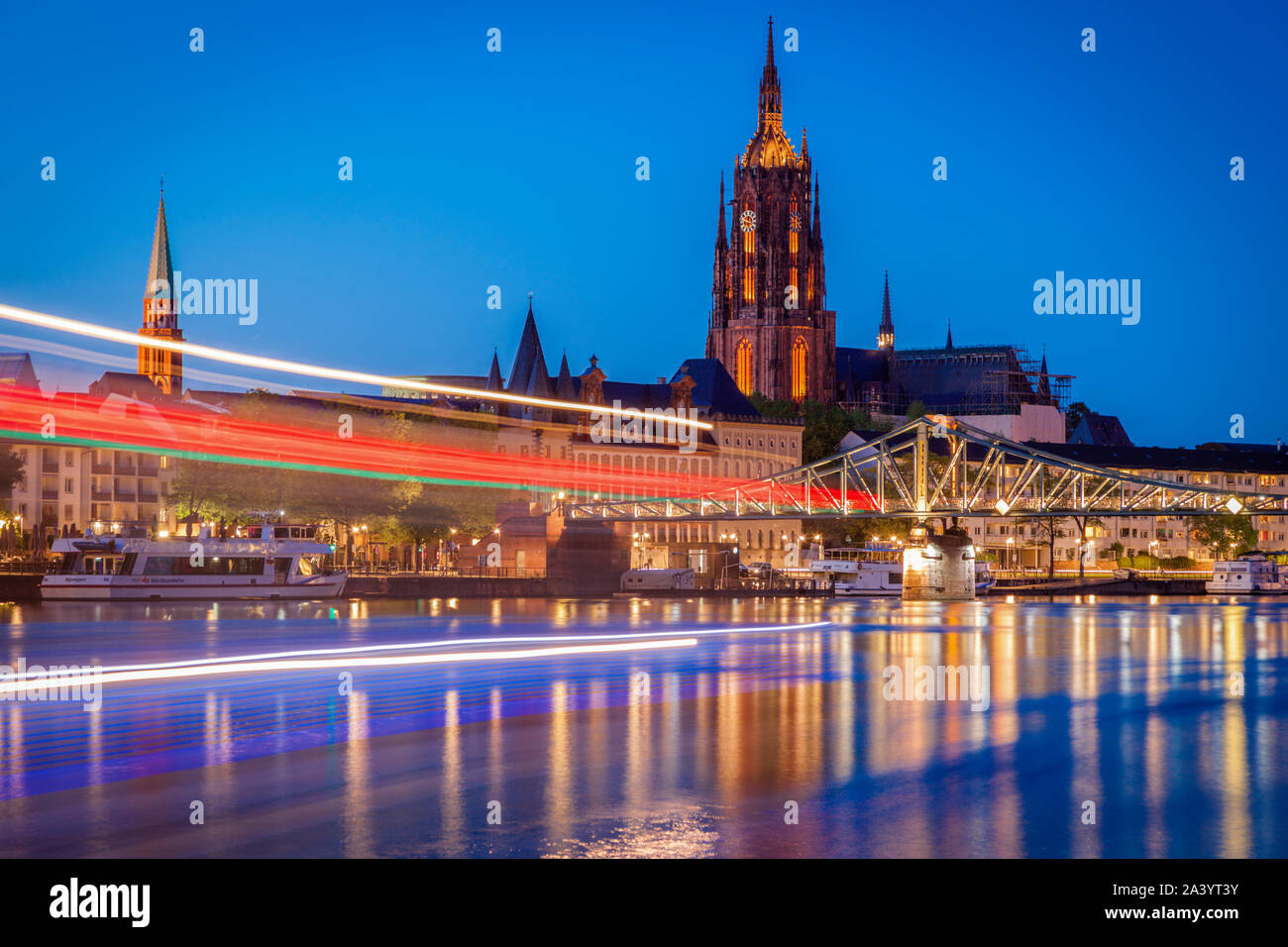Estelas de luz sobre el río al atardecer en Frankfurt, Alemania Foto de stock
