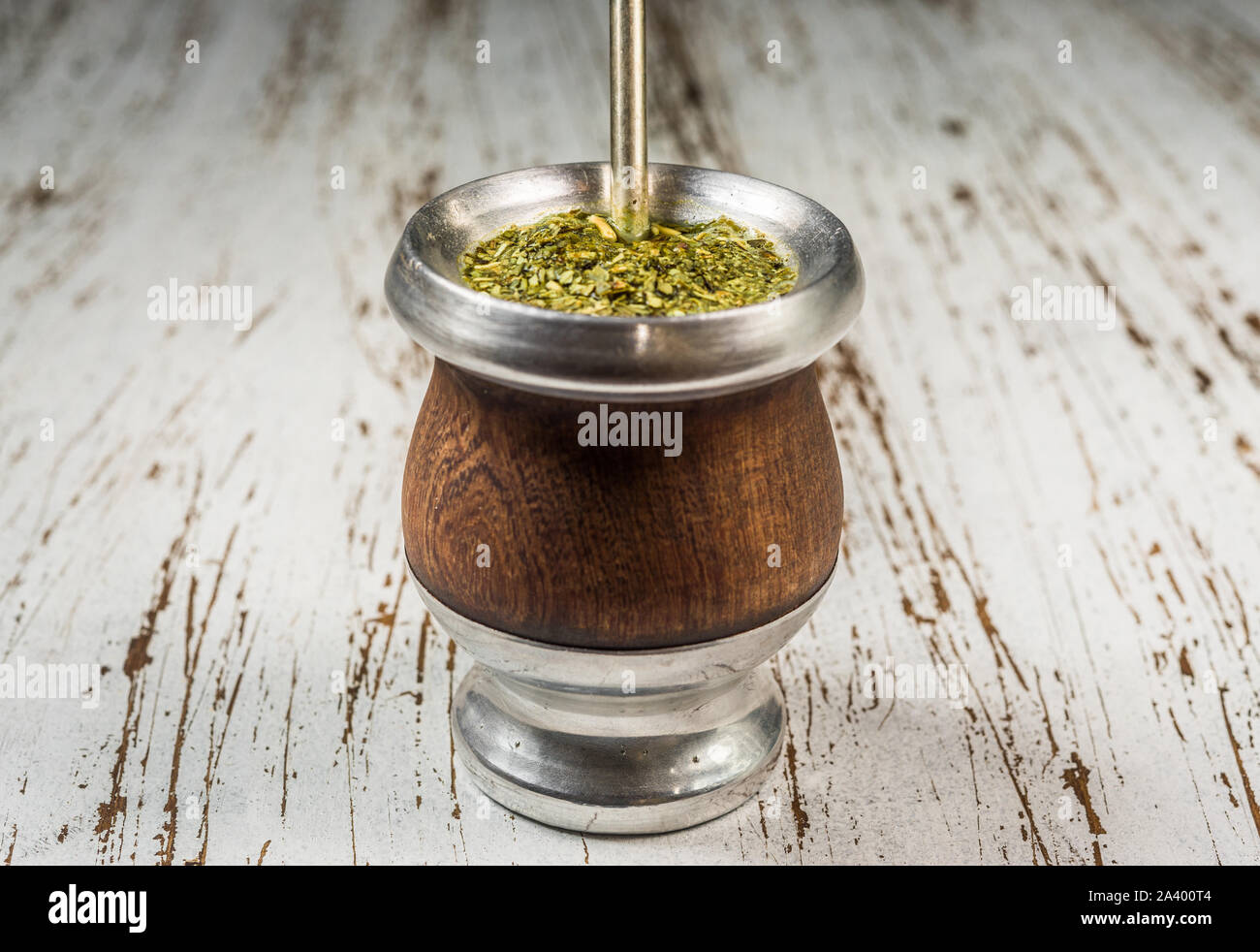 Yerba Mate argentino tradicional té en una calabaza calabaza con bombilla  stick Fotografía de stock - Alamy