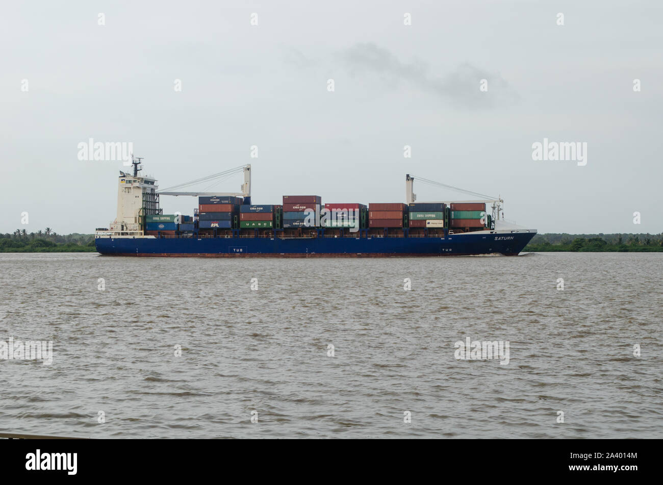 Barco de contenedores que transitan por el río Magdalena en Barranquilla Foto de stock