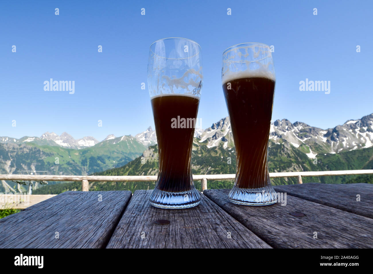 Dos vasos de cerveza con fondo de montaña. Foto de stock