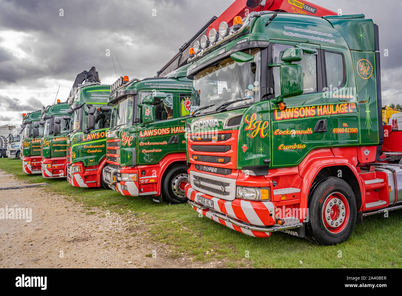 Fila de camiones Scania propiedad de Lawson acarreo en exhibición en el  Truckfest Newark anual Fotografía de stock - Alamy