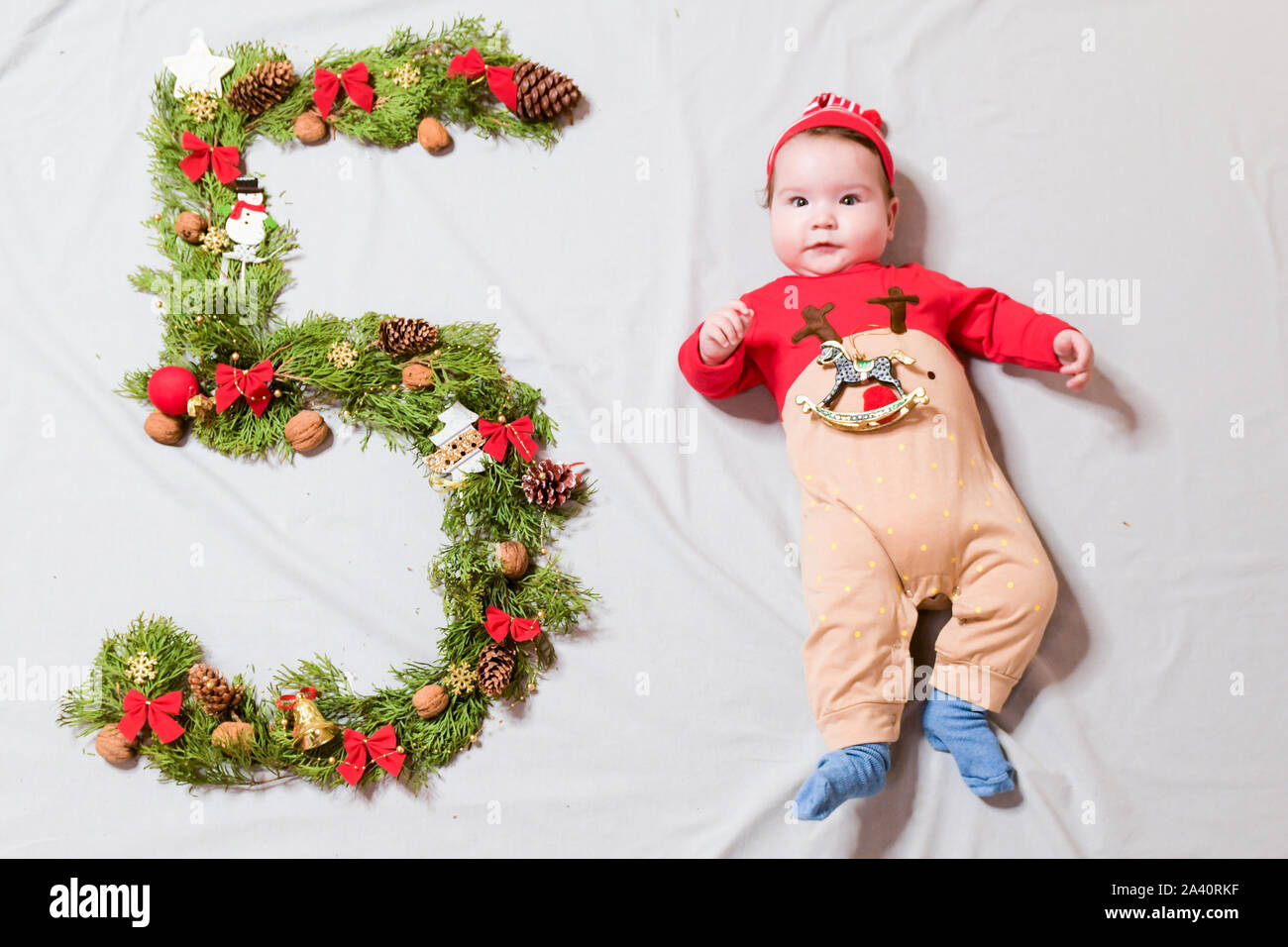 Los niños de 5 meses. La vista desde arriba. 5 meses bebé lindo retrato