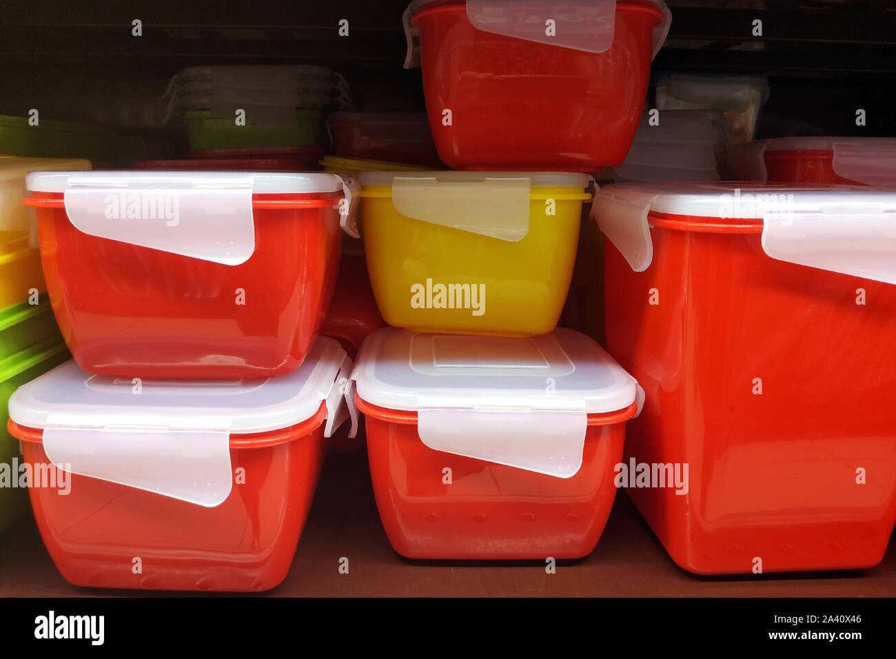 Los recipientes de comida con tapa hermética. Cajas especiales para almacenar alimentos y cocinados. Contenedores de plástico de diferentes tamaños en los estantes de la Fotografía de stock -