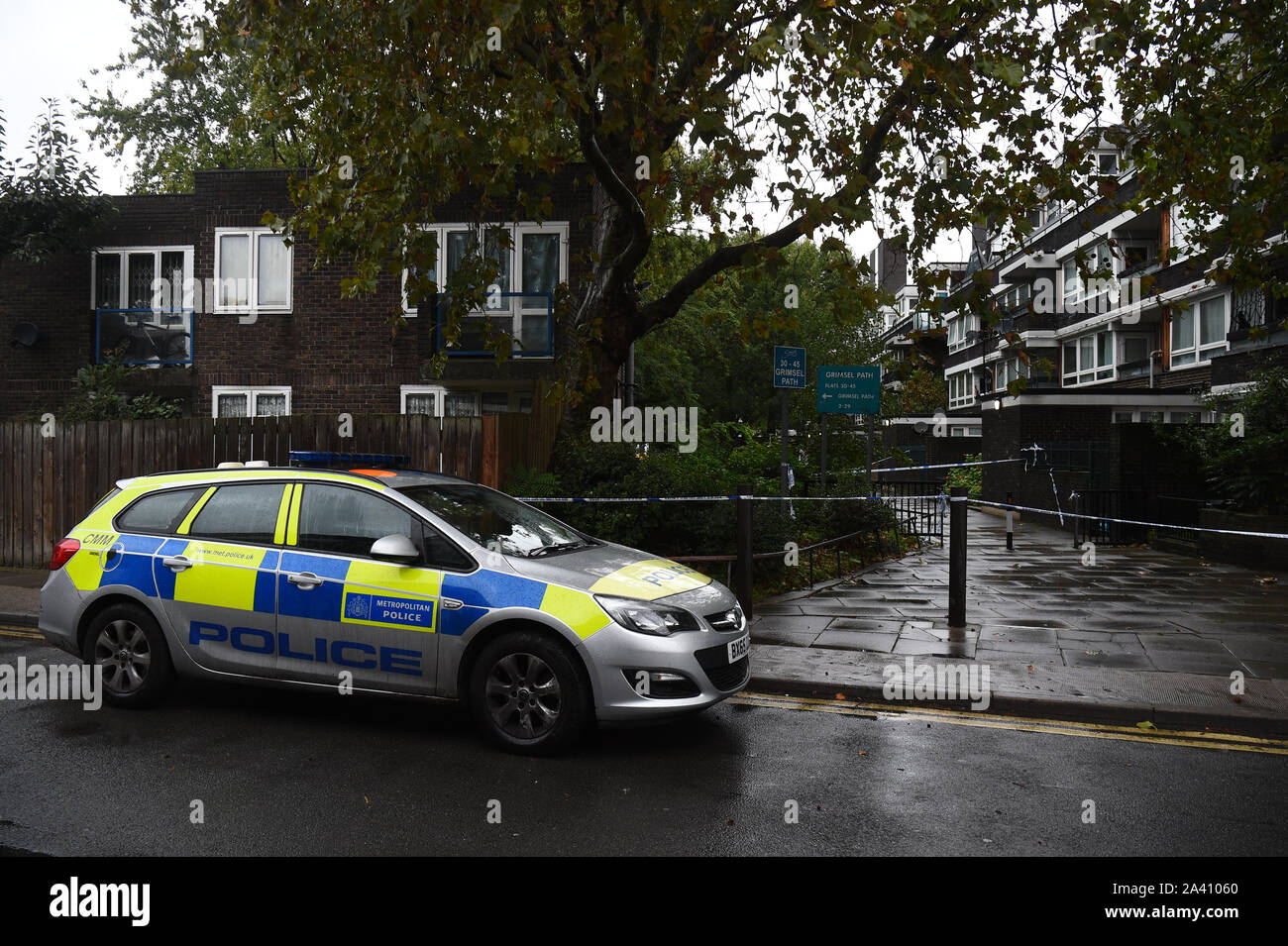 Cinta de la policía a la entrada de Grimsel ruta en la finca Brandon, Camberwell, al sur de Londres, donde un joven de 18 años ha muerto tras un apuñalamiento en la tarde del jueves. Foto de stock