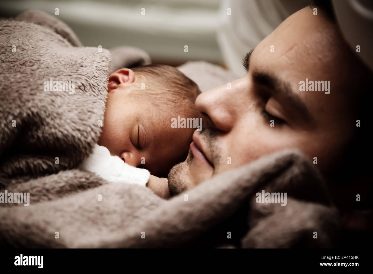 Bebe Durmiendo Con Papa Fotografia De Stock Alamy