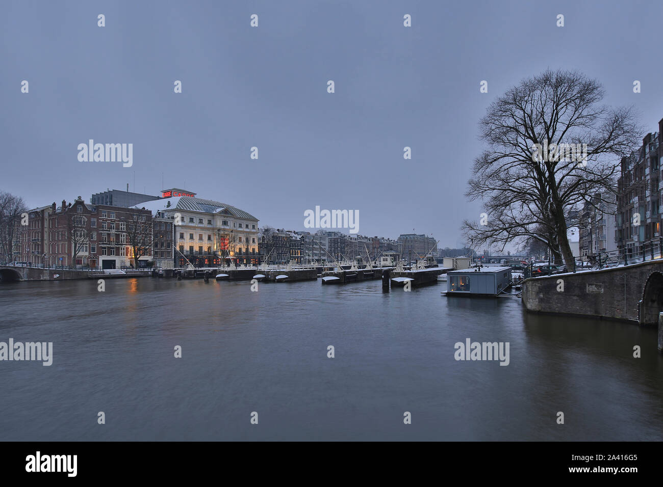 Amsterdam - vistas al río Amstel y del Teatro Real, en el fondo, Nordholland, Holanda, Amsterdam, 22.01.2019 Foto de stock