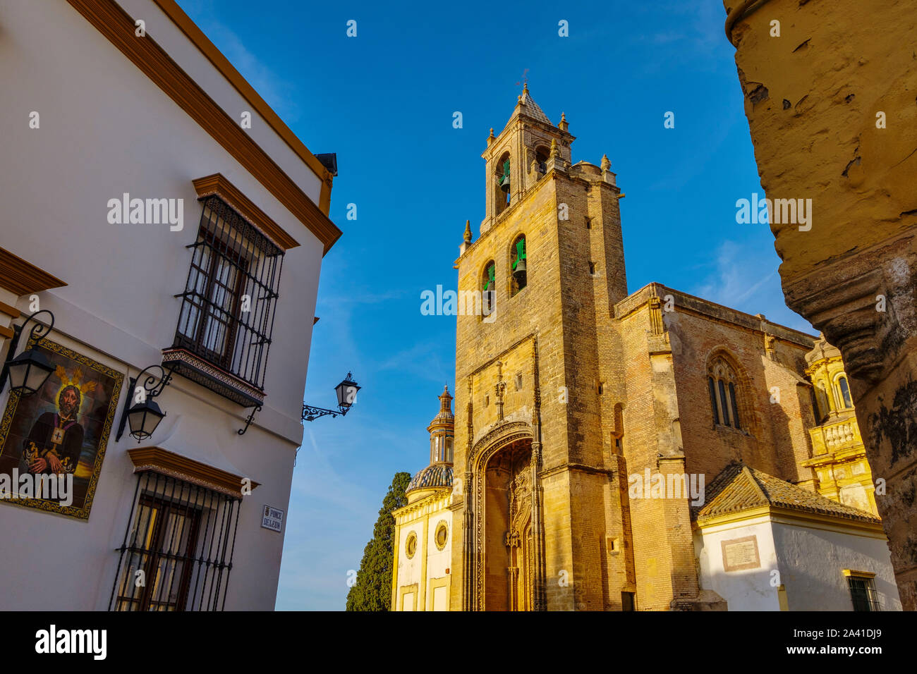 Iglesia de estilo gótico de Santiago en Utrera, provincia de Sevilla. El sur de Andalucía, España. Europa Foto de stock