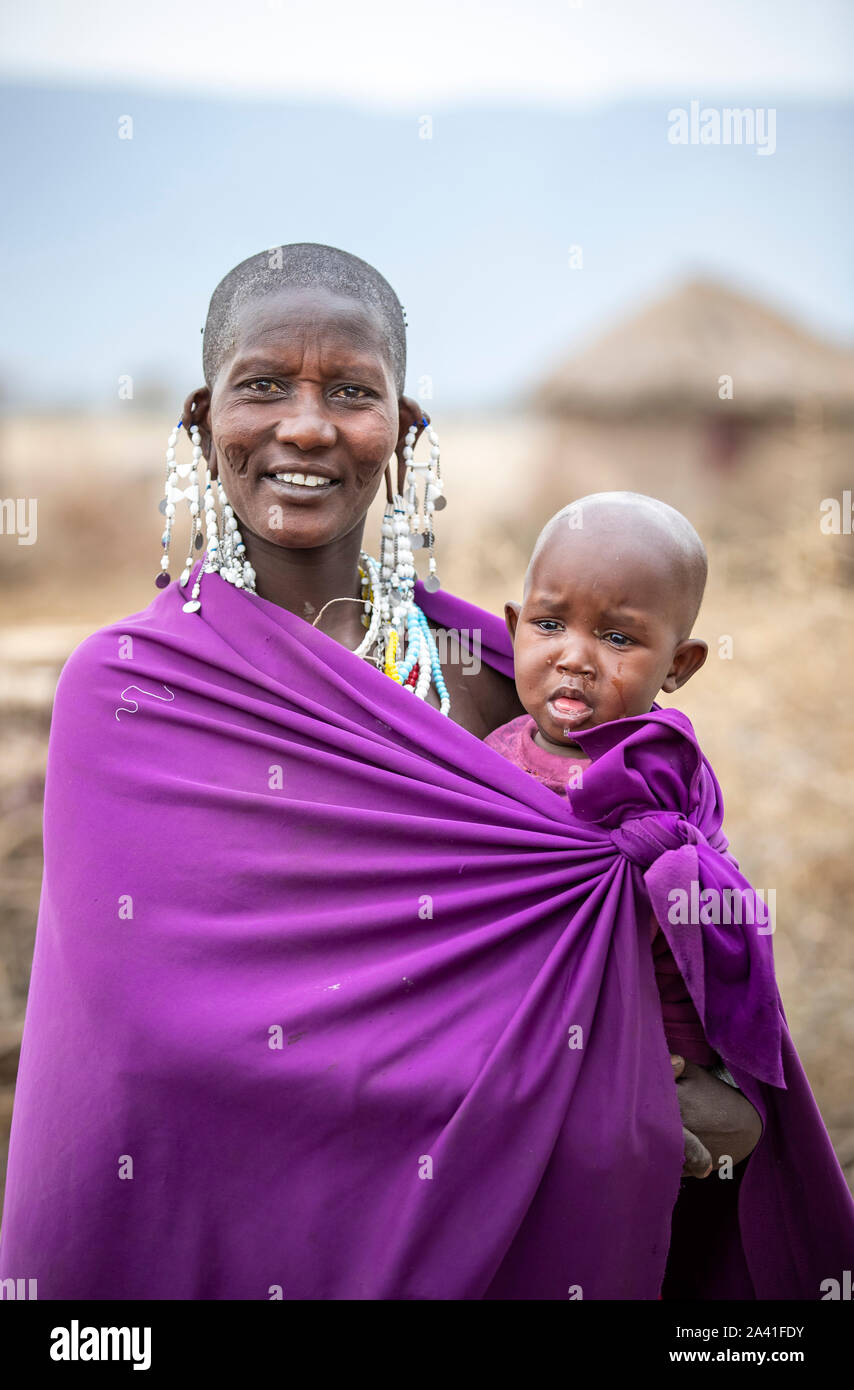 Arusha, Tanzania, el 7º de septiembre de 2019: mujer con un niño maasai Foto de stock