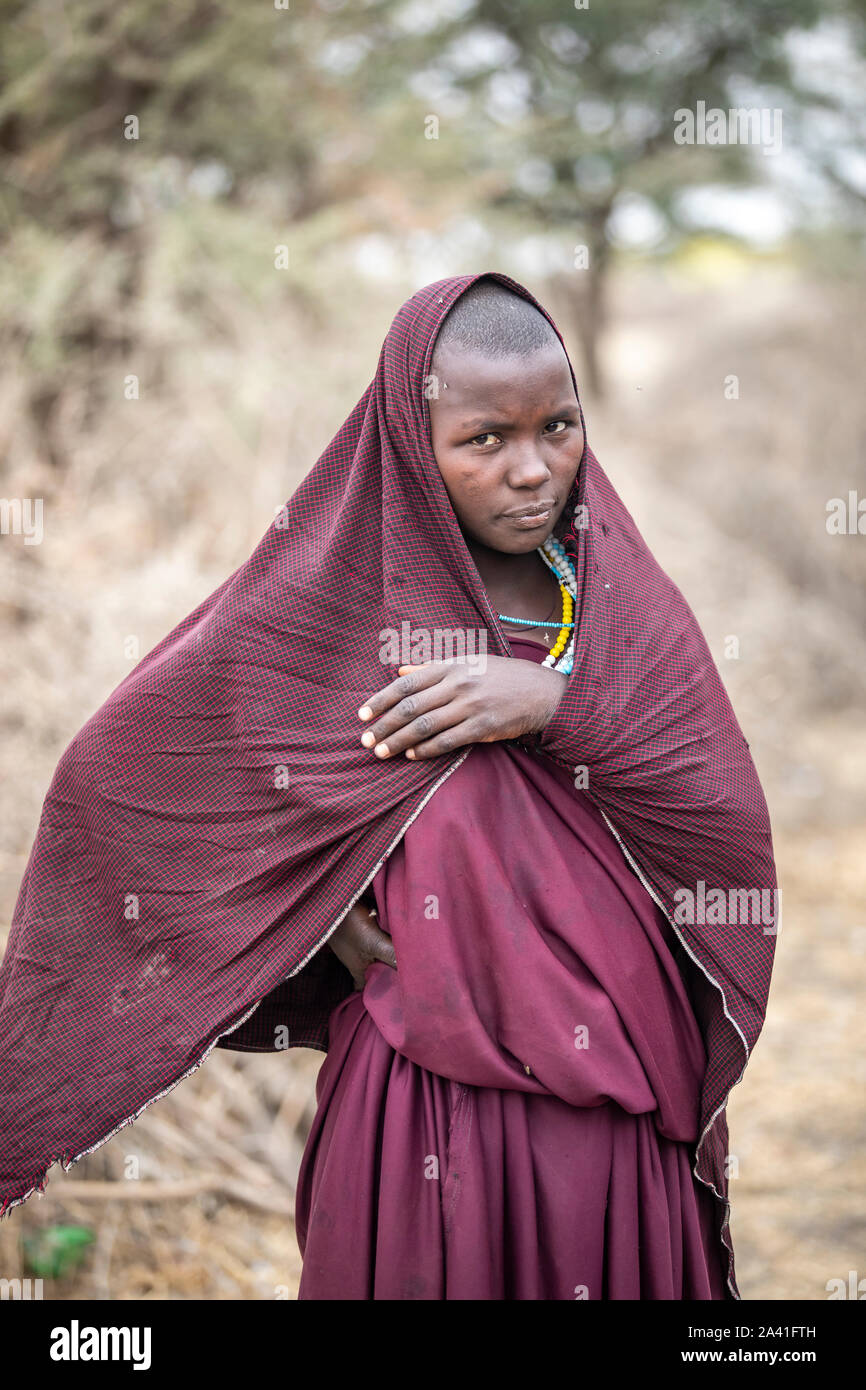 Arusha, Tanzania, el 7º de septiembre de 2019: portrair de una joven mujer maasai Foto de stock