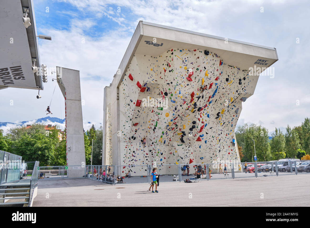 En Innsbruck, Austria - Agosto 19, 2019: Kletterzentrum Innsbruck Innsbruck) (Centro de escalada impresionante conducir fuera del muro de escalada y alpinismo velocidad wa Foto de stock