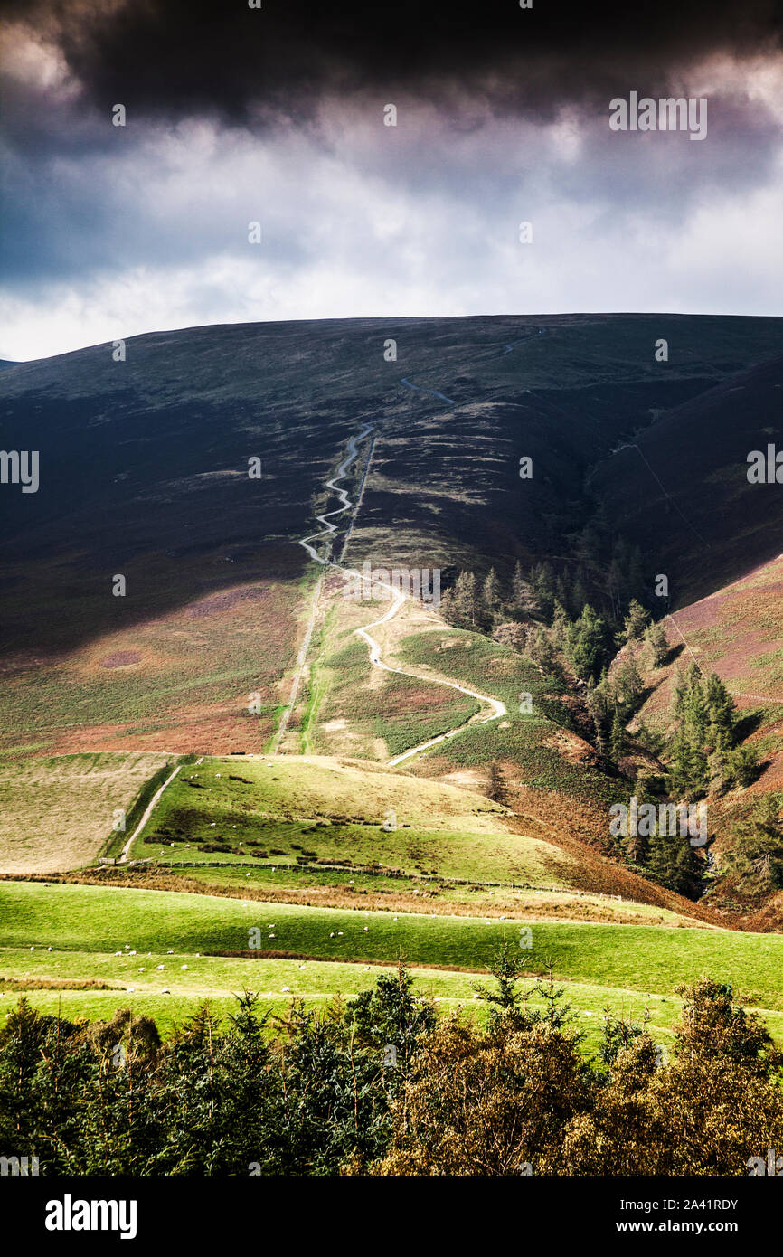 El zigzagueante camino que lleva a Skiddaw Little Man en el Lake District, Cumbria. Foto de stock