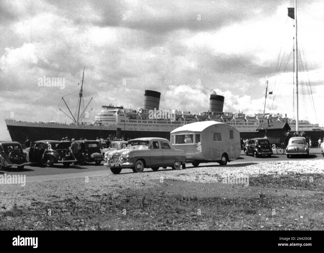 1952 Ford Zephyr Winchester Pipit remolque caravana Queen Elizabeth en b/g. Foto de stock