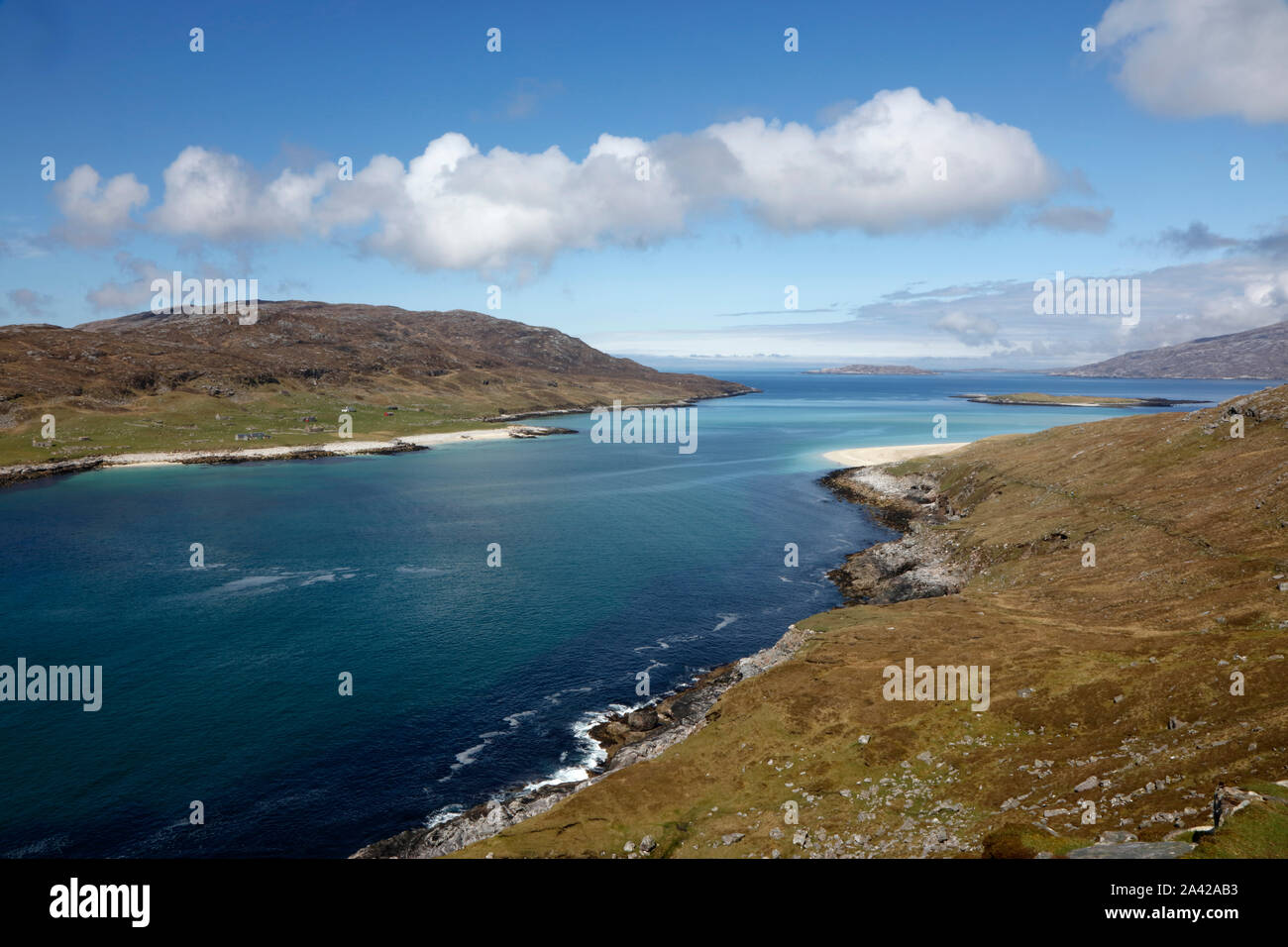 A través de una escarpa Caolas vista a la isla de Escarpa fuera de la isla de Harris, Hébridas Exteriores, Escocia, Reino Unido Foto de stock