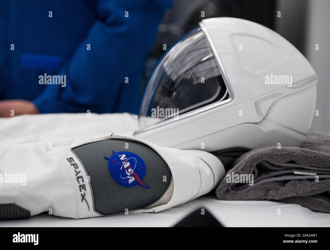 Hawthorne, Estados Unidos. 11 Oct, 2019. Una vista de uno de los trajes de SpaceX que se utilizará para la demostración-2 en la Sede SpaceX lanzamiento el 10 de octubre de 2019, en Hawthorne, CA. Foto de la NASA por Aubrey Gemignani/UPI Crédito: UPI/Alamy Live News Foto de stock