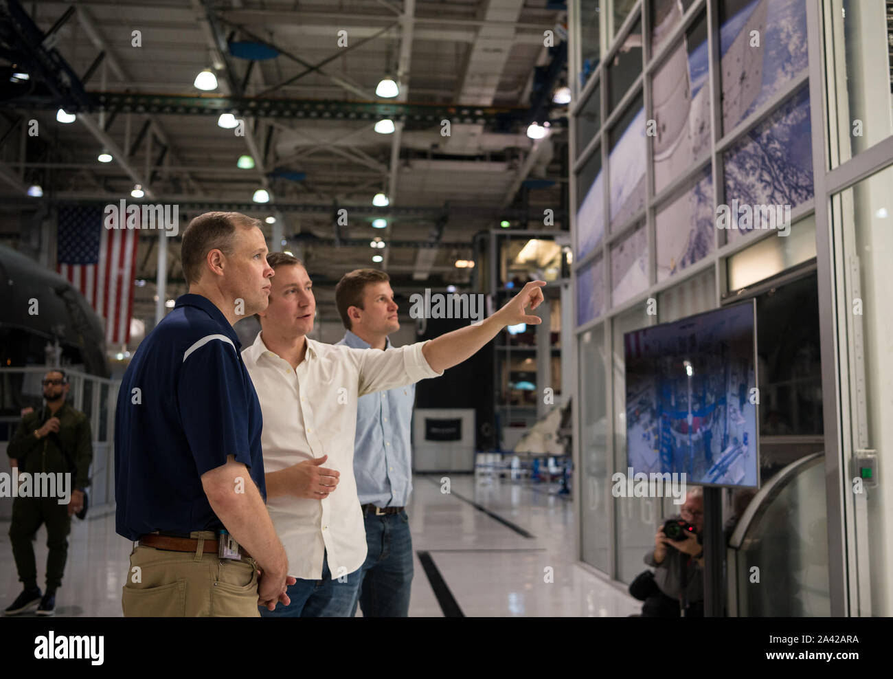 Hawthorne, Estados Unidos. 11 Oct, 2019. El administrador de la NASA Jim Bridenstine, izquierda, habla con Joseph Petrzelka de SpaceX acerca de la tripulación Dragon cápsula que lanzará durante la demostración-2 misión, mientras que en una gira de la SpaceX Sede el 10 de octubre de 2019, en Hawthorne, CA. Foto de la NASA por Aubrey Gemignani/UPI Crédito: UPI/Alamy Live News Foto de stock