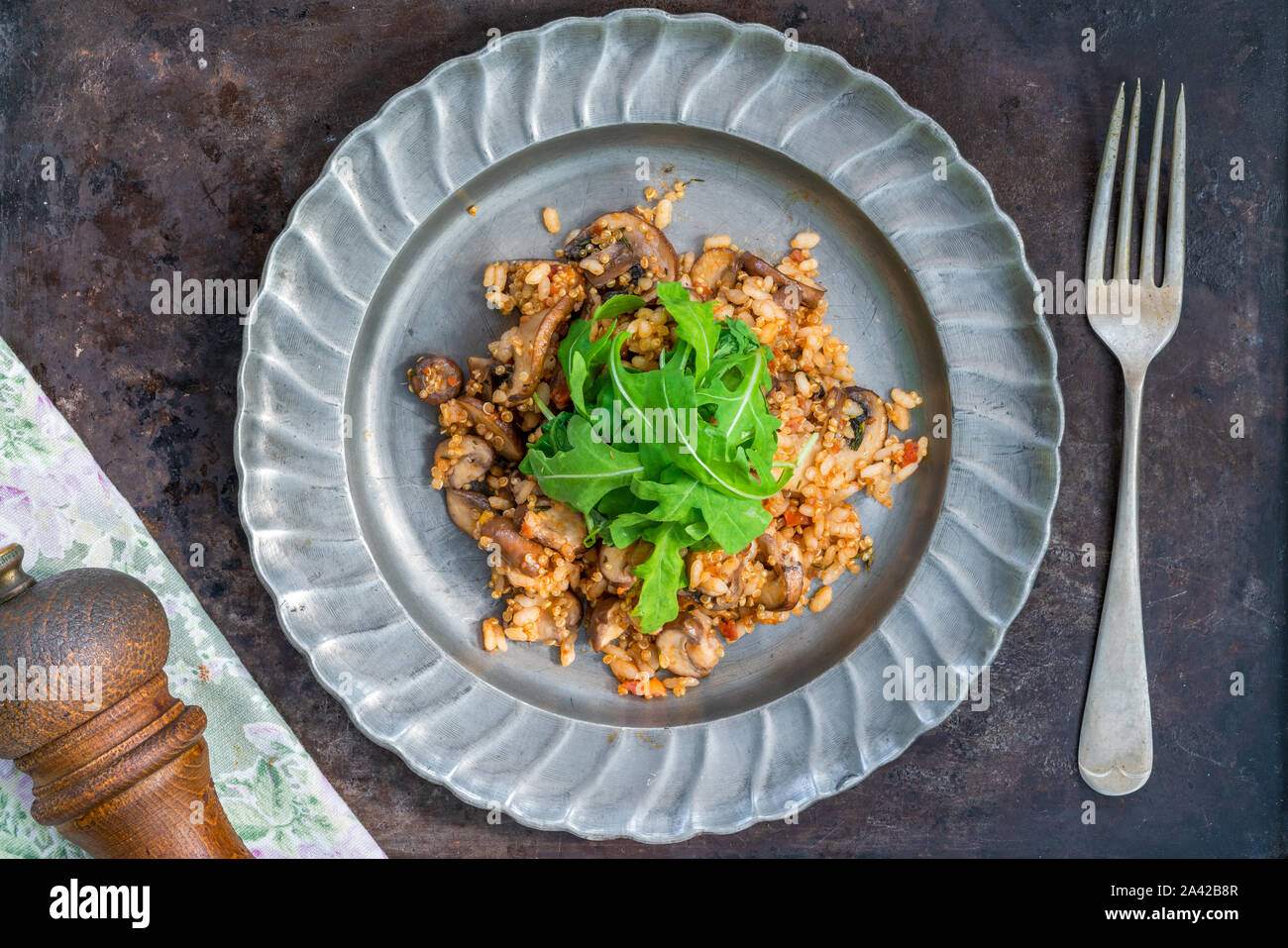 Las setas, chorizo y tomillo risotto con lechuga rocket - vista superior Foto de stock