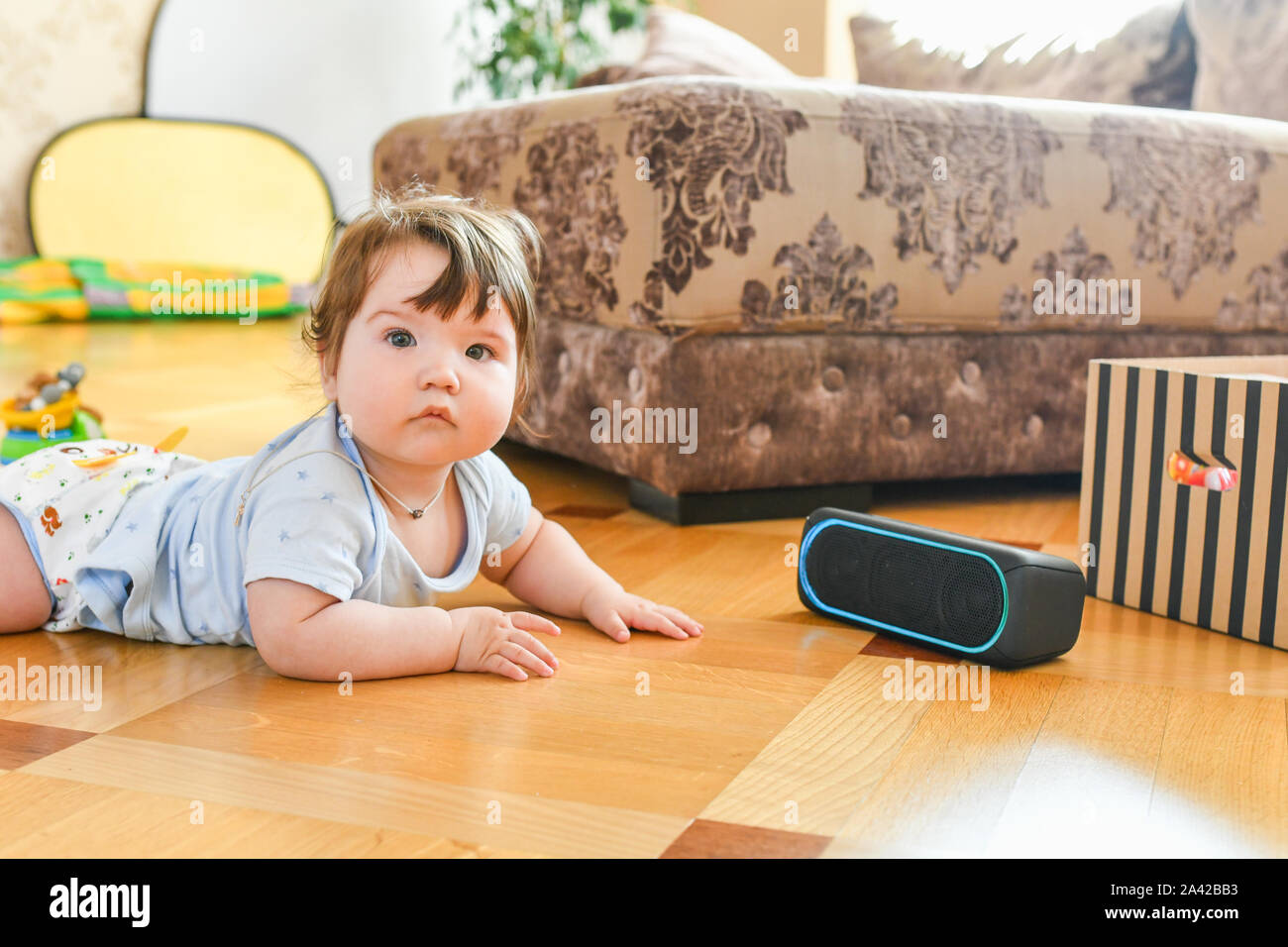 El niño escucha a un sistema de altavoces portátil. Escuchar música desde una edad temprana Fotografía de stock Alamy