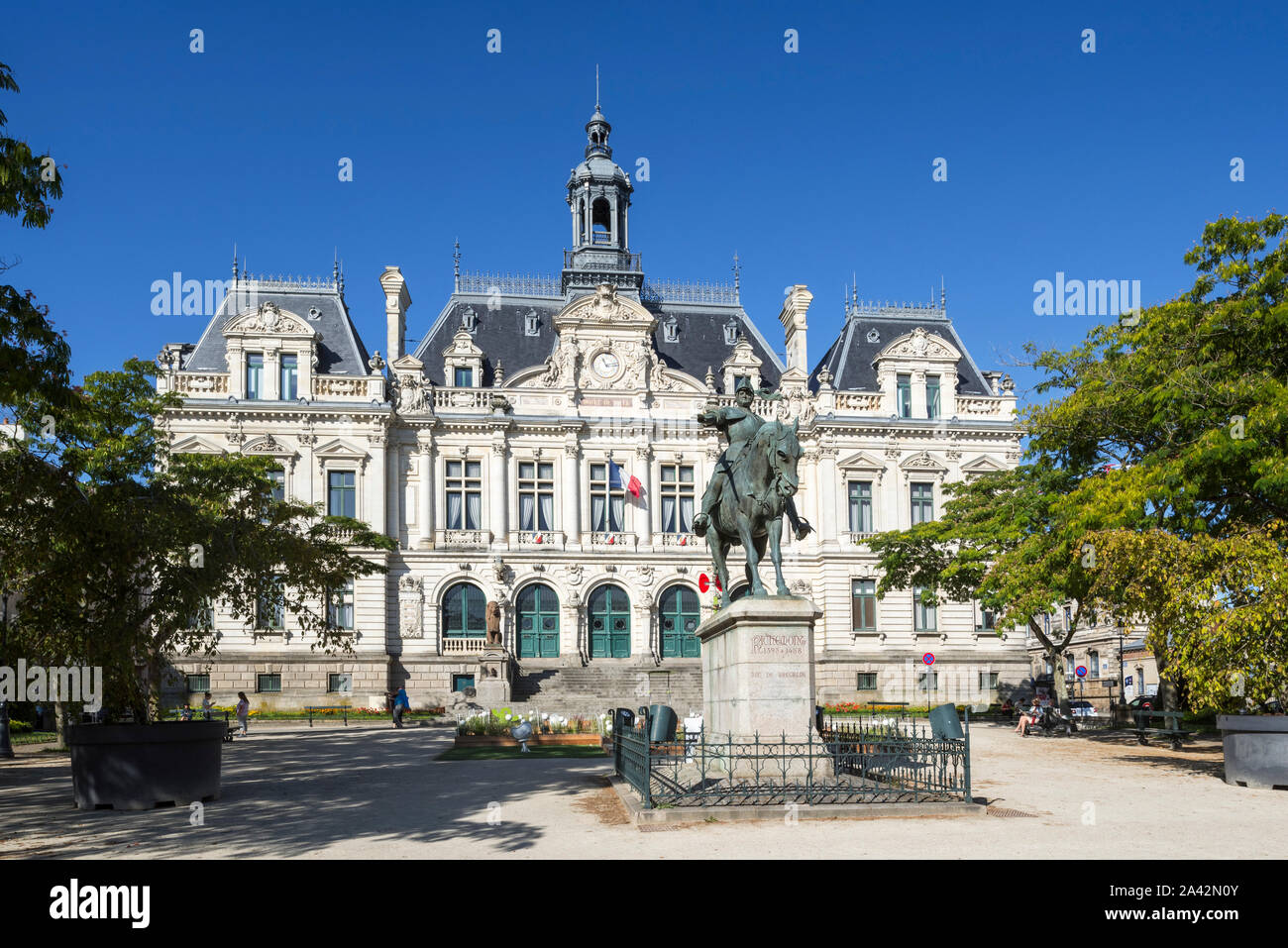 Hôtel de Ville / Ayuntamiento y estatua de Arturo III, duque de Bretaña / Arthur de Richemont en la ciudad Vannes, Morbihan, Bretaña, Francia Foto de stock