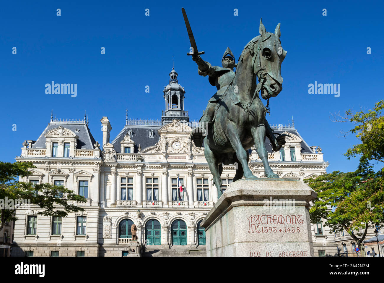 Hôtel de Ville / Ayuntamiento y estatua de Arturo III, duque de Bretaña / Arthur de Richemont en la ciudad Vannes, Morbihan, Bretaña, Francia Foto de stock
