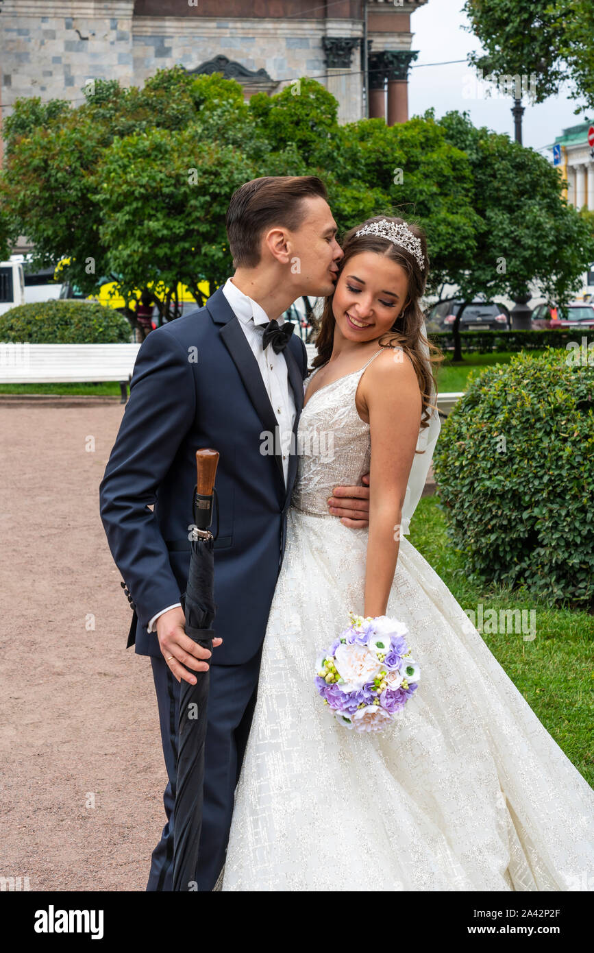 Una pareja de novios posar para fotos en San Petersburgo, Rusia Fotografía de stock - Alamy Una pareja de novios posar para fotos en San Petersburgo, Rusia Fotografía de stock - Alamy