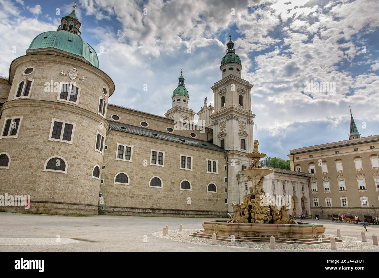 Vista de la catedral de Salzburg y fuente de la Residenzplatz Residenz en Salzburgo, Austria Foto de stock
