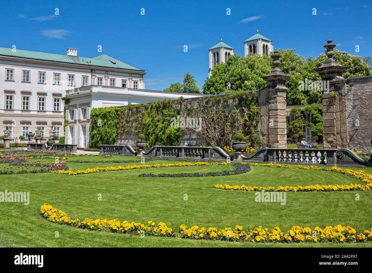 Salzburgo, Austria - 12 de mayo de 2017: Hermoso jardín de Mirabell Schloßpark en Salzburgo con Barockmuseum e Iglesia San Andrä, Austria Foto de stock
