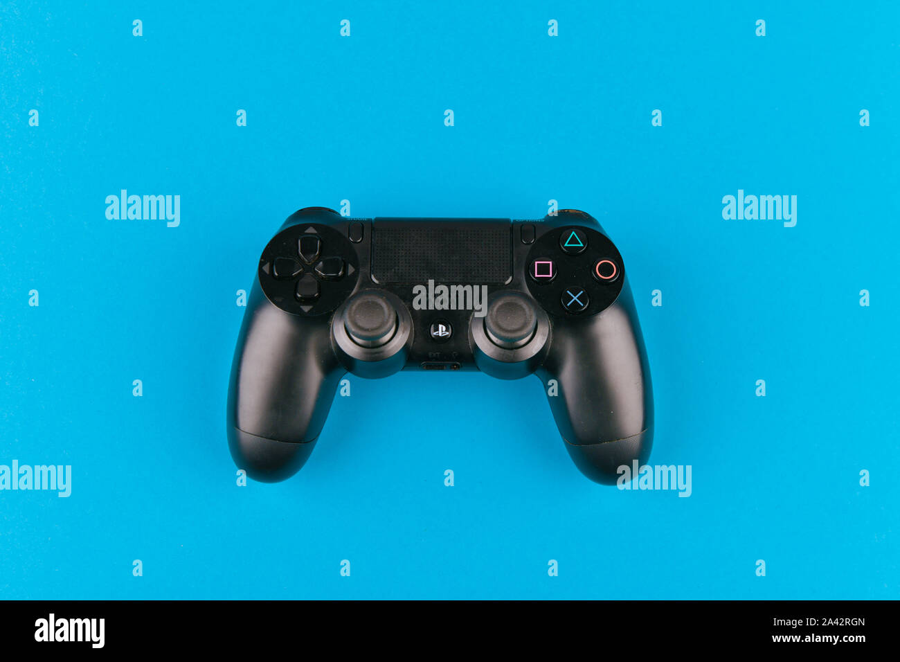 Joystick de juego. playstation. sobre un fondo azul vista desde arriba. La  nueva SONY Dualshock 4 con PlayStation 4. Sony PlayStation 4 consola de  videojuegos de la octava Fotografía de stock - Alamy