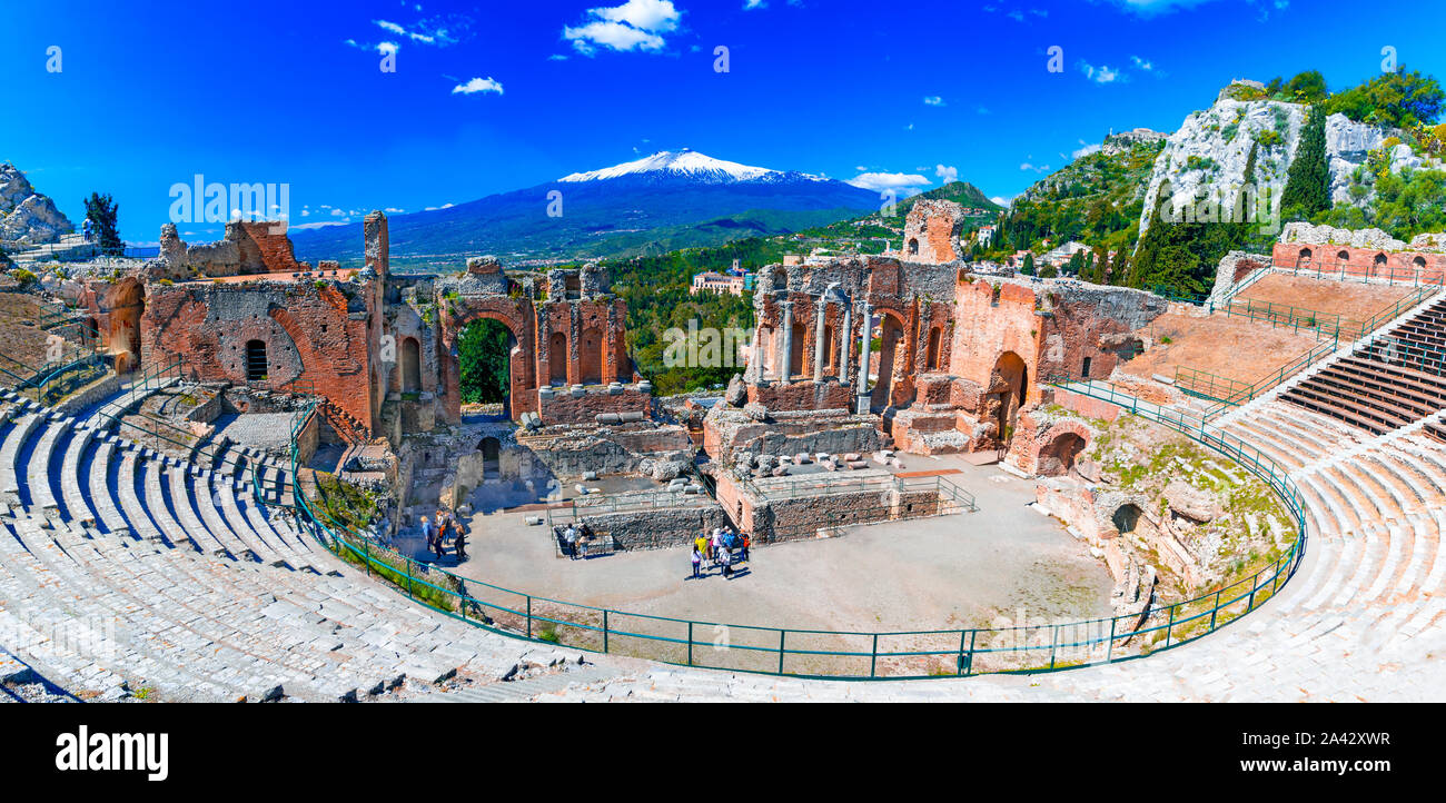 Taormina, Sicilia, Italia: el Teatro Griego de Taormina con fumar volcán Etna en el fondo, en un hermoso día de verano Foto de stock