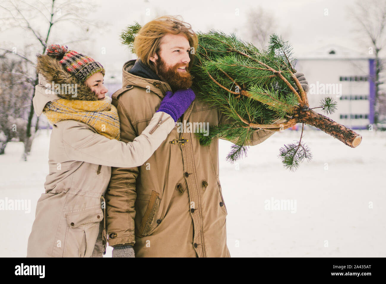 Familia compró árbol de Navidad. La compra de madera en el mercado. Bazar. Venta de Navidad. Satisfecho con la compra. Ir a la casa de la familia de las compras de Navidad Foto de stock
