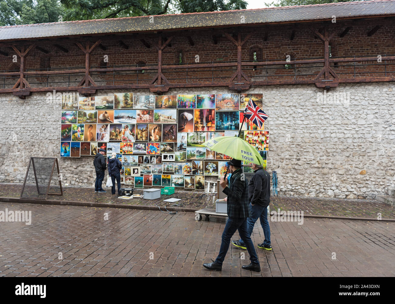 La gente en frente de la galería de imágenes en florians gate en Cracovia, Polonia. Foto de stock
