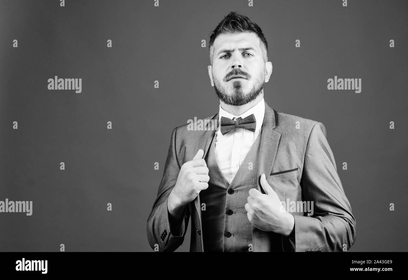 Ajustar el hombre con traje de pajarita. Bien afeitado hombre con barba en  traje chaqueta formal. Estética y moda masculina. Empresario de traje formal.  Estilo clásico estético. Traje perfecto encaje de él.