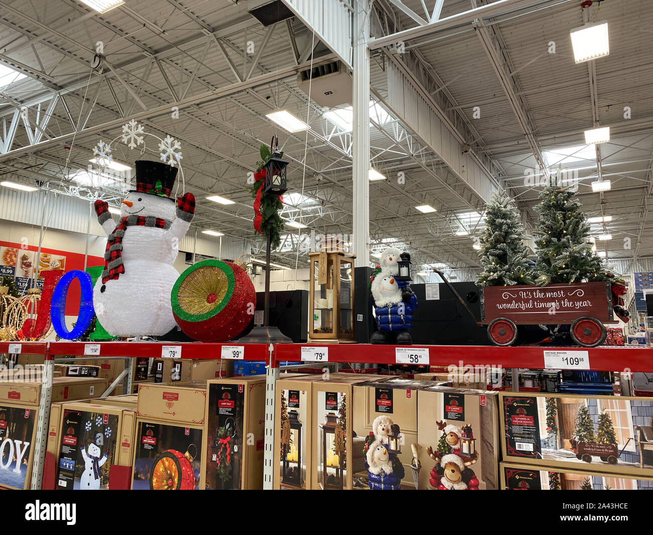 Orlando,FL/USA -10/11/19: La decoración navideña pasillo de una tienda Sams  Club con una variedad de nuevas decoraciones de Navidad listos para comprar  Fotografía de stock - Alamy