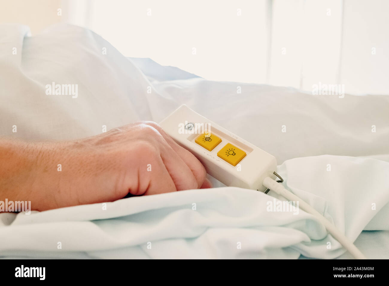 Mujer de edad, acostado en la cama del hospital utilizando el comando de  asistencia para obtener ayuda Fotografía de stock - Alamy