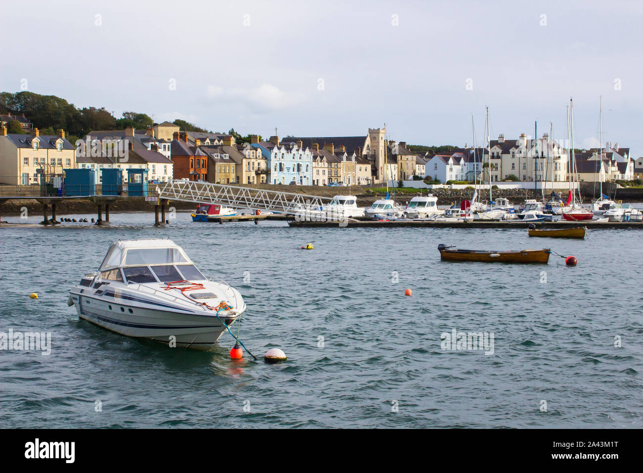 El 11 de octubre de 2010 un lujoso yate Sunseeker con otros barcos amarrados en el Ards Peninsula puerto y marina de Portaferry Harbour en Irlanda del Norte Foto de stock