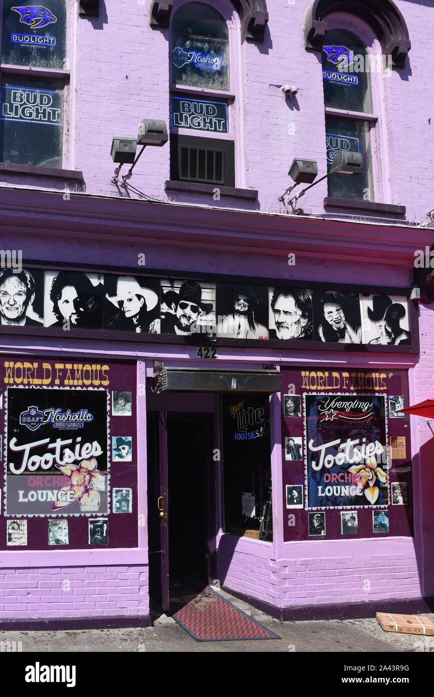 Nashville, TN, Estados Unidos - 21 de septiembre de 2019: Tootsie's Orchid Lounge en Broadway es un famoso Honky-Tonk que ha albergado muchos grandes músicos desde que ope Foto de stock