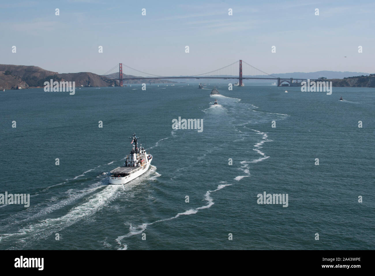 El escampavías inquebrantable, un barco de 210 pies homeported fuera de  Warrenton, Virginia, trae a colación la parte trasera mientras se prepara  para cruzar bajo el puente Golden Gate de San Francisco