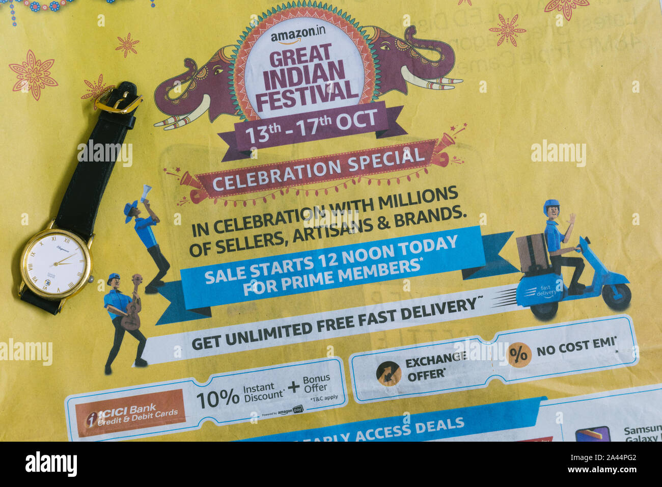 Hyderabad, India.12 de Octubre,2019. Portada anuncio de Amazon gran festival indio en el periódico hindú.Editorial ilustrativos. Foto de stock